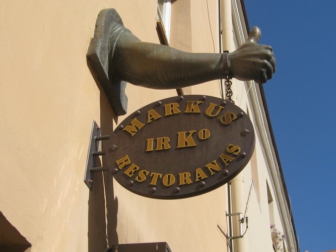 Kaltinė „Markus ir Ko restoranas“ iškaba M. Antokolskio gatvėje